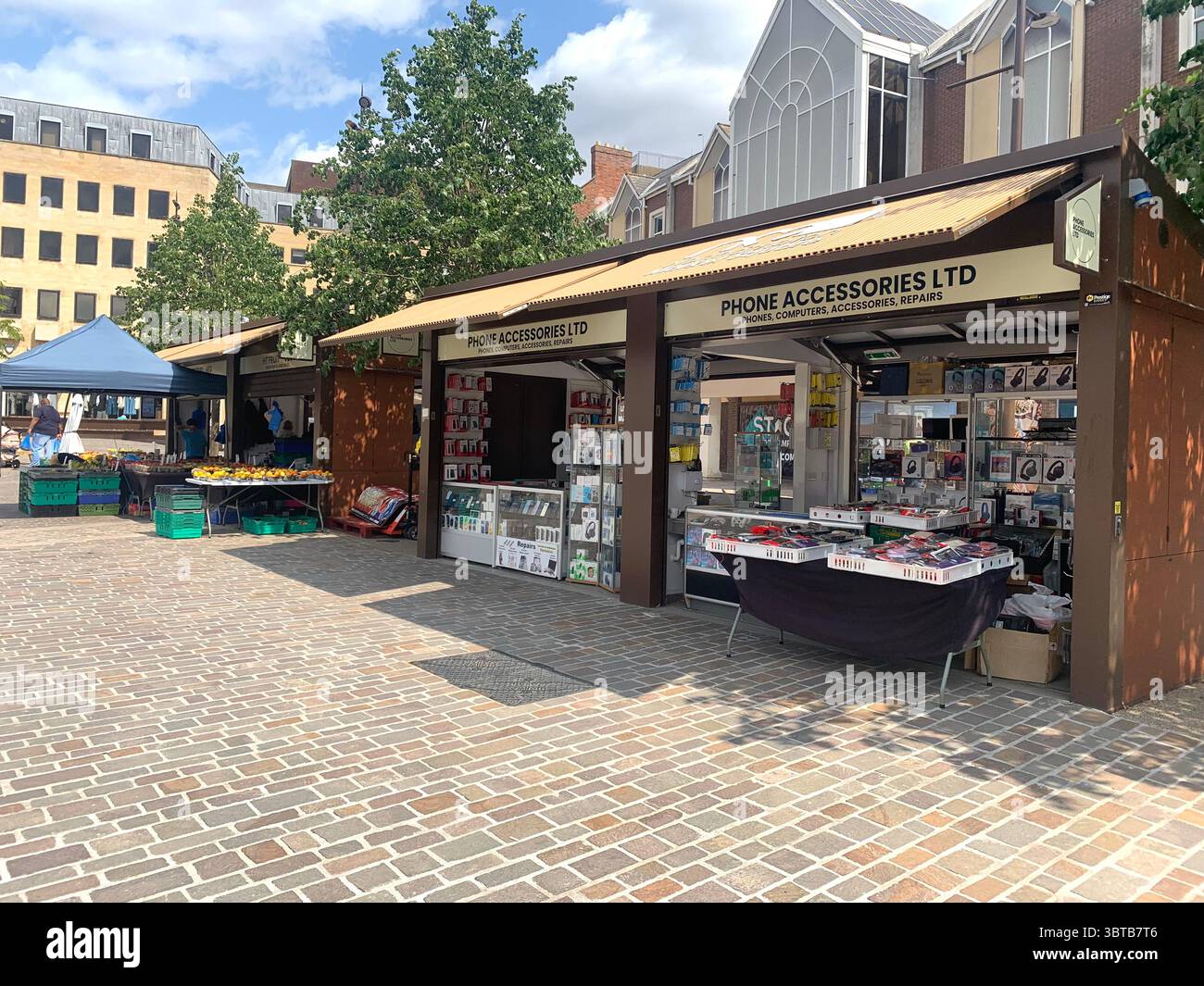 Northampton Market Square Northamptonshire England Großbritannien Großbritannien berühmtes Feuer von Northampton Markts Stiefel Apotheke Ladenplaque Great UK - Smartphone-aufgenommenes Stockfoto