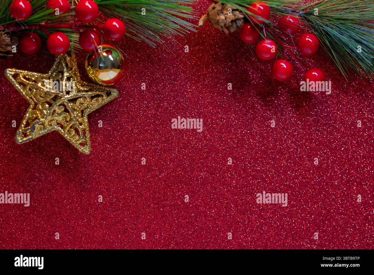 Weihnachtsdekoration Hintergrund mit Platz für Text. Frohe weihnachtskarte. Winterferienthema. Frohes Neues Jahr. Leerzeichen für Text Stockfoto