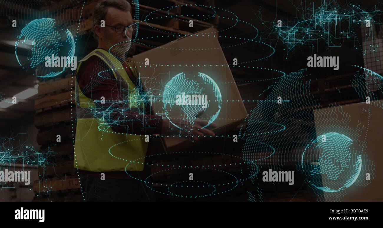 Leitender Lagerarbeiter in gelber Weste mit Karton im Lager, mit digitalen Globen Stockfoto
