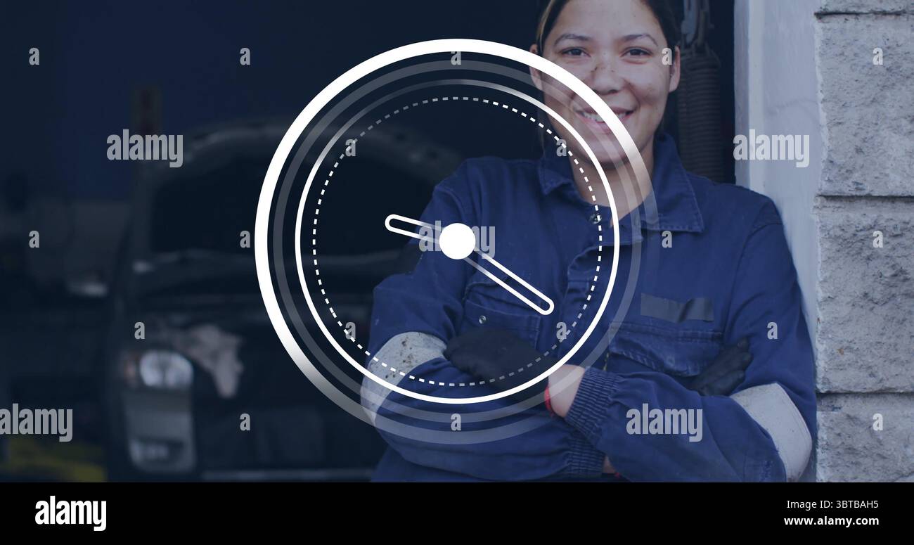 Mechaniker in Handschuhen, der sich auf die Garagenwand stützt, mit der Limousine, die den Motor und die Anzeige zeigt, Kopierraum Stockfoto