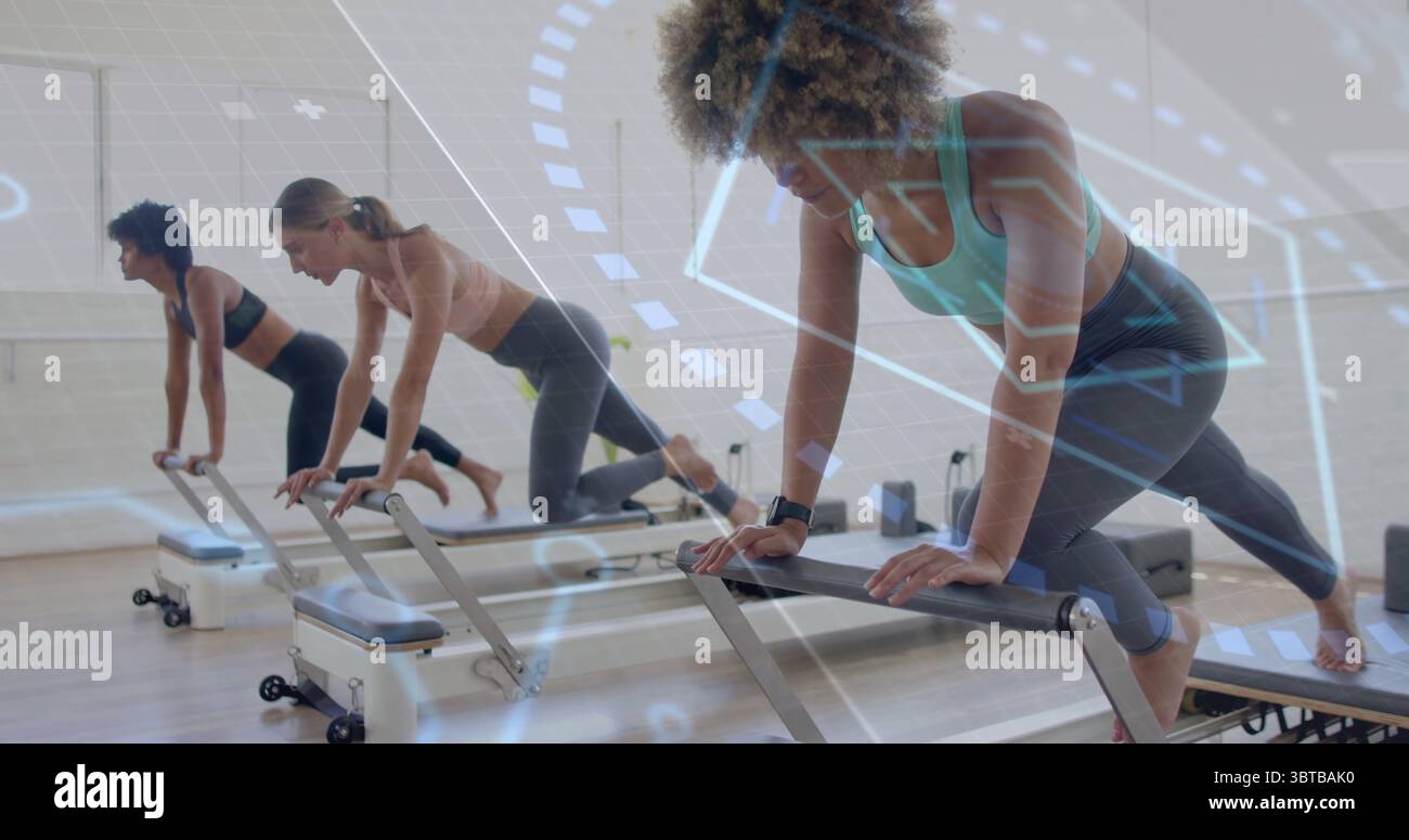 Frau in blauer Sportswear übt Pilates auf Reformern im Pilates-Studio mit digitalen Overlays Stockfoto