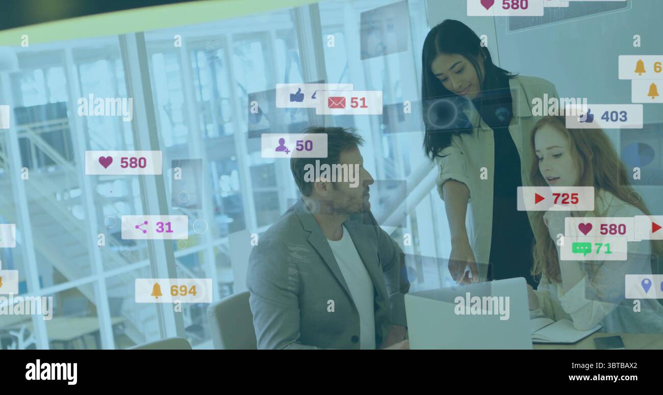 Zusammenarbeit mit dem Geschäftsteam in Geschäftskleidung, das metrische Overlays auf Notebooks in modernen Büros überprüft Stockfoto