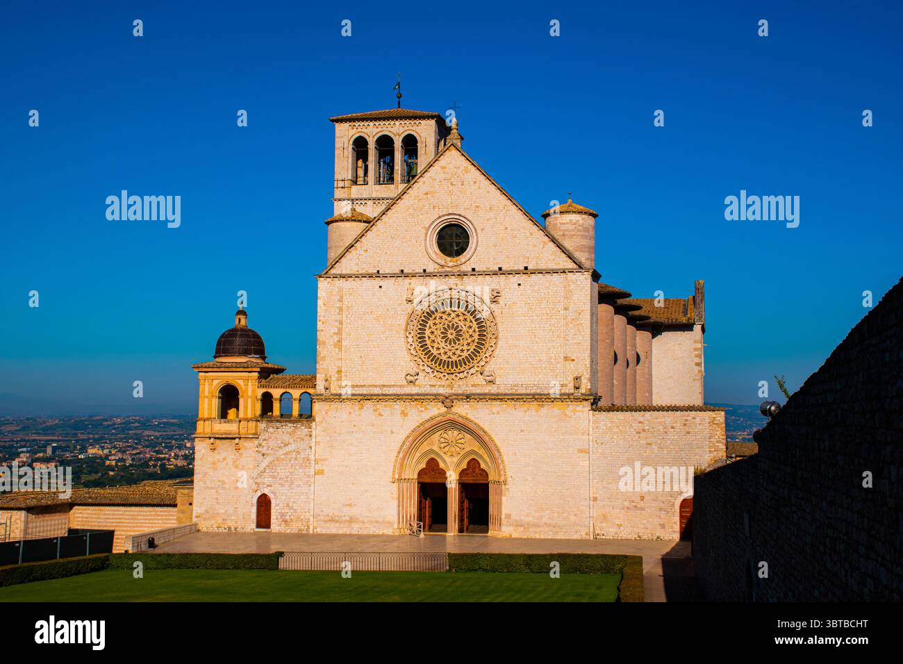 Basilika von Assisi Klassische Ansicht der berühmten Basilika des Hl. Franziskus von Assisi Basilika Papale di San Francesco in schönen Sommer Sonnenaufgang mit blauer Himmel Stockfoto