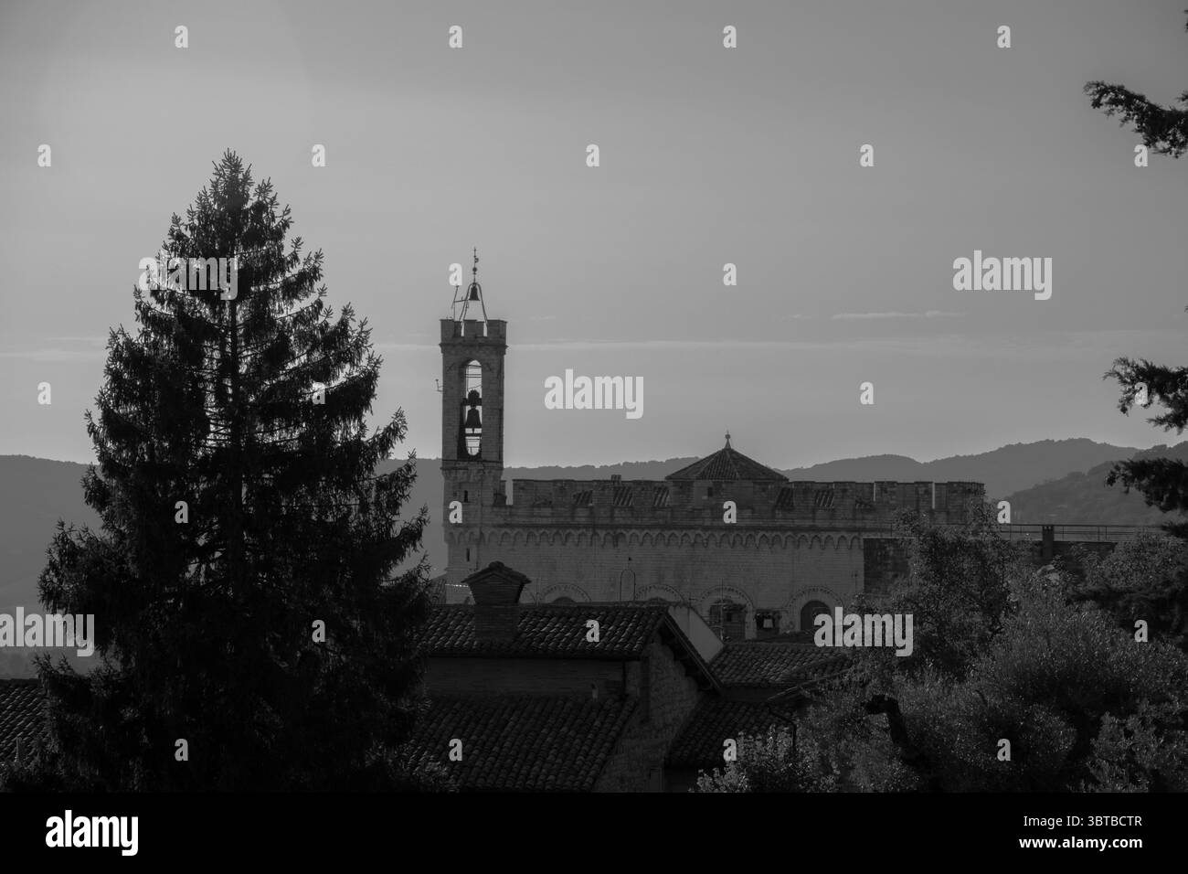 Ansicht des Palazzo dei Consoli eine mittelalterliche Gebäude mit Blick auf die malerische Piazza Grande in Gubbio Umbrien Italien Stockfoto