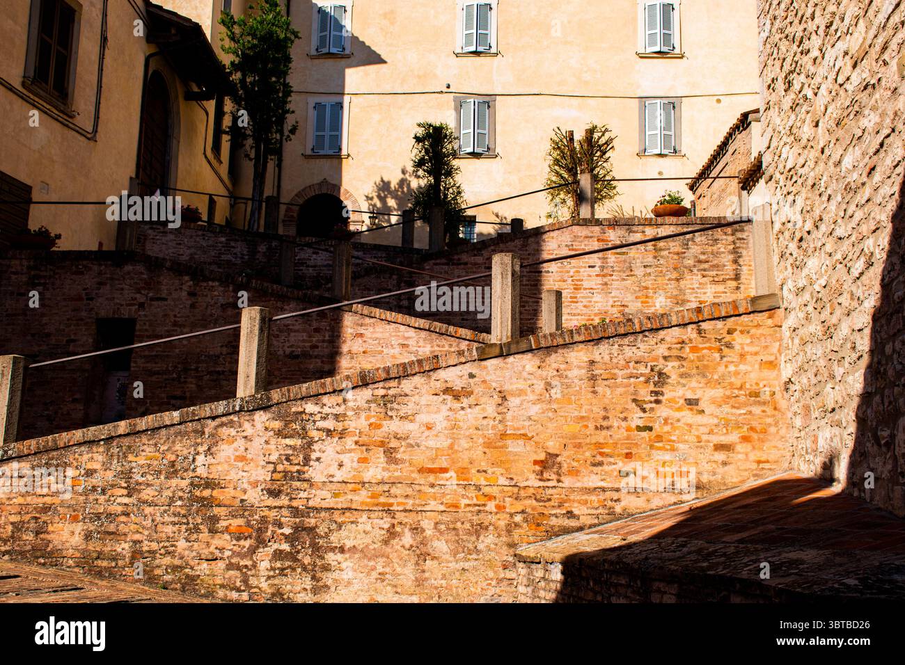 Mittelalterliche Stein Treppen in der zentralen Stadt Gubbio in Umbria Italien Stockfoto
