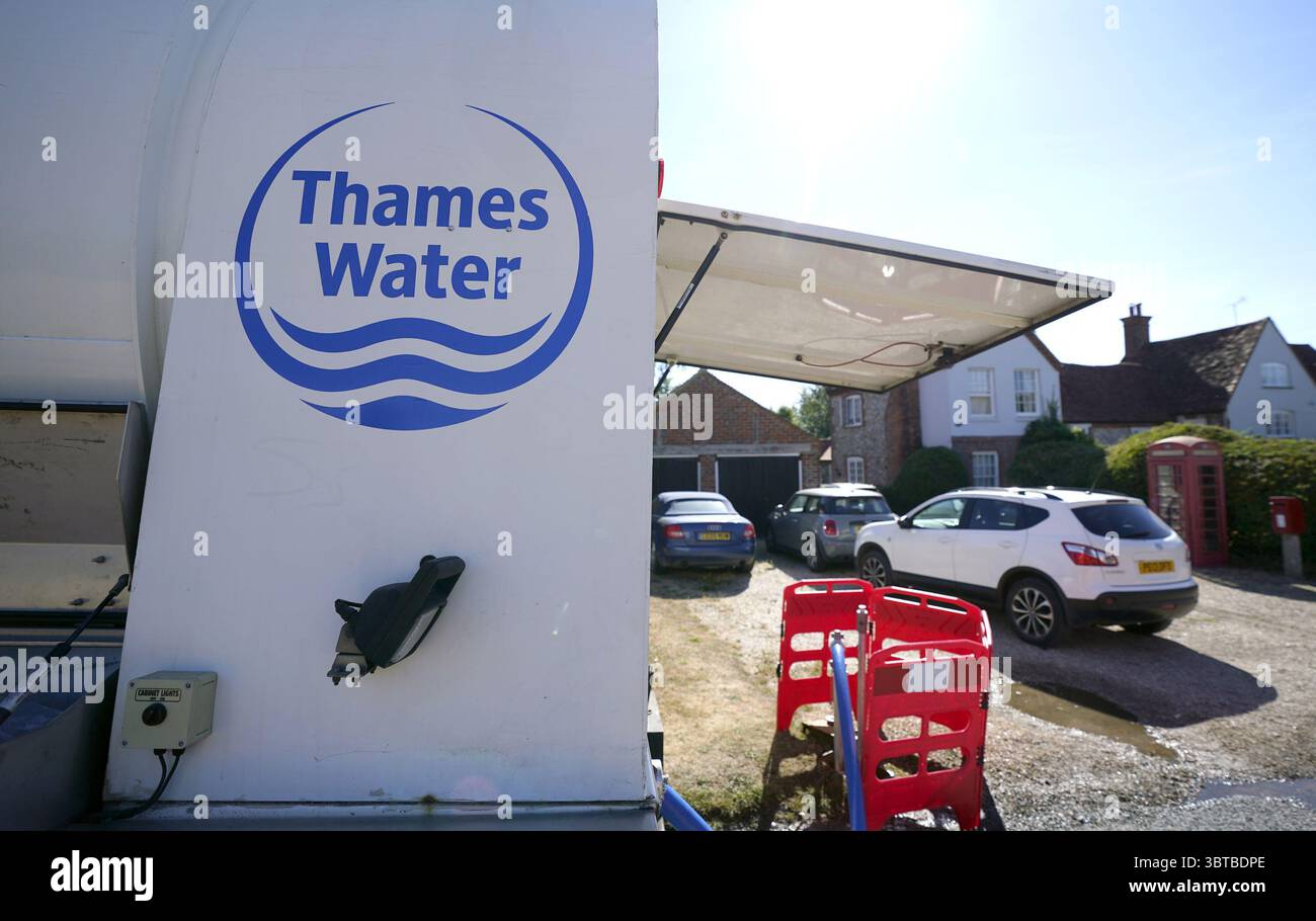 Aktenfoto vom 08/22 eines Tankers aus der Themse. Thames Water hat angegeben, dass es auf einen jährlichen Verlust von 1,65 Milliarden Pfund vor Steuern von 157 Millionen Pfund im Vorjahr gesunken ist und dass sein Schuldenberg auf 16,8 Milliarden Pfund gestiegen ist. Ausgabedatum: Dienstag, 15. Juli 2025. Stockfoto
