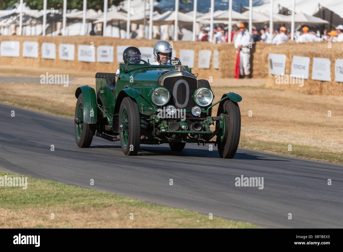 Bentley Mulliner Speed Six fährt beim Goodwood Festival of Speed 2025 Motorsport- und Motorsport-Event über die Berglaufstrecke Stockfoto