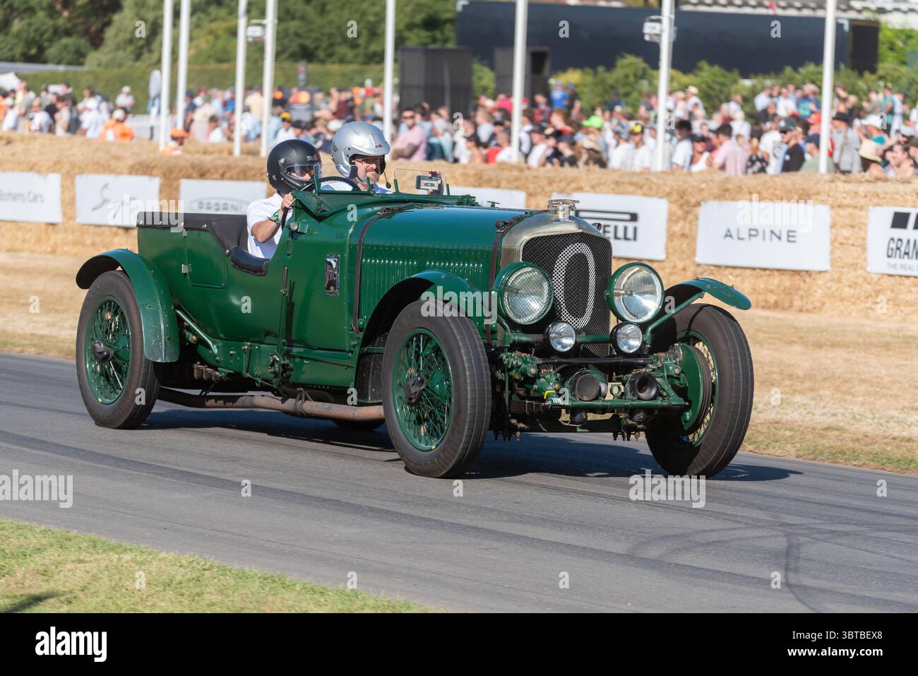 Bentley Mulliner Speed Six fährt beim Goodwood Festival of Speed 2025 Motorsport- und Motorsport-Event über die Berglaufstrecke Stockfoto