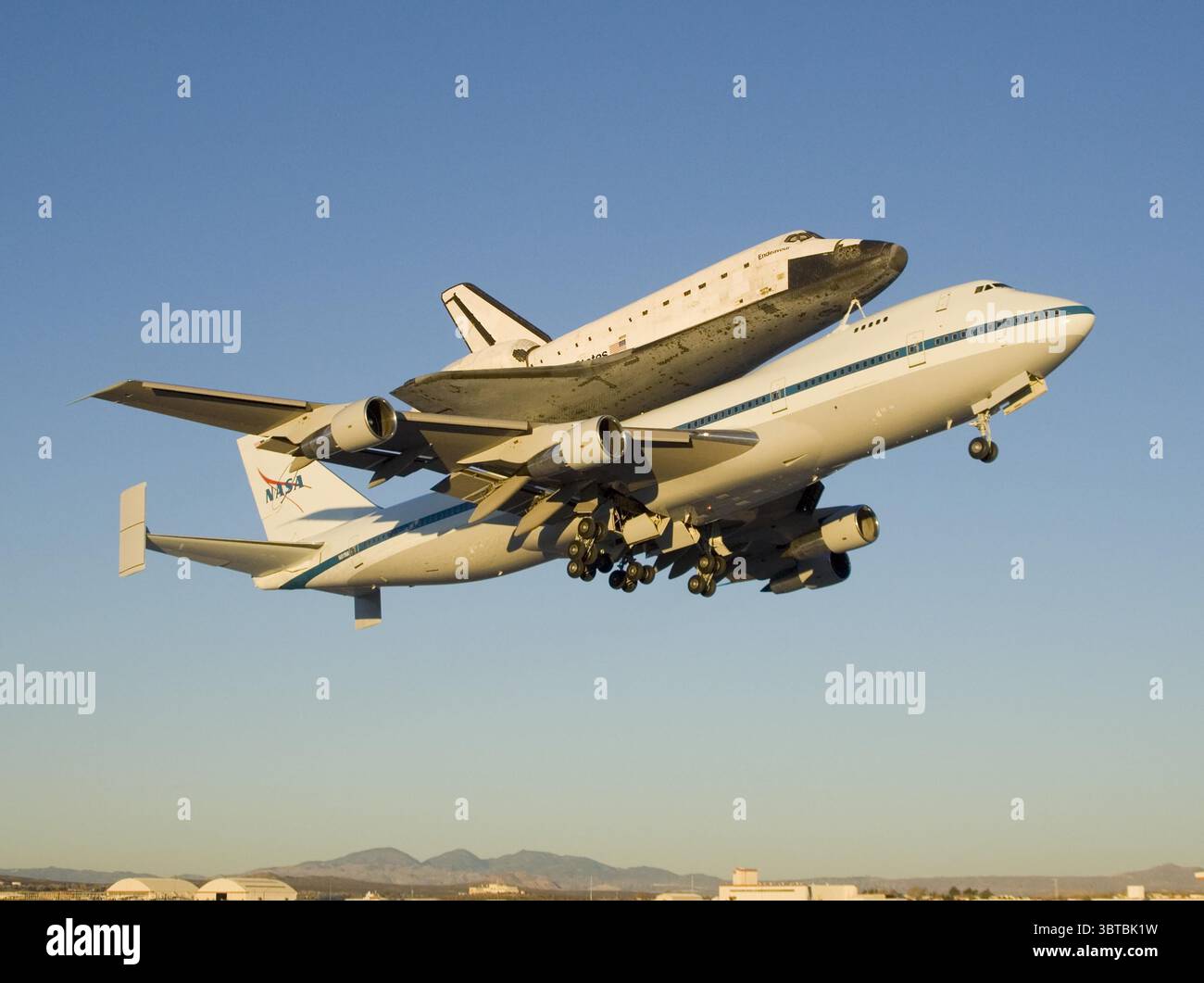 Das modifizierte Trägerflugzeug Boeing 747 mit dem Space Shuttle Endeavour steigt von der Edwards Air Force Base auf dem ersten Teil der Fähre in die Höhe Stockfoto