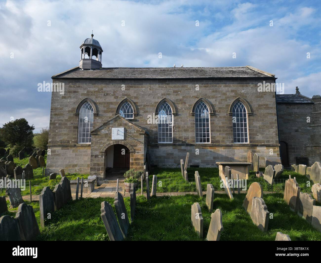 Old St Stephen's Church eine überflüssige anglikanische Kirche auf einem Hügel in Fylingdales mit Blick auf Robin Hood's Bay, North Yorkshire. Stockfoto