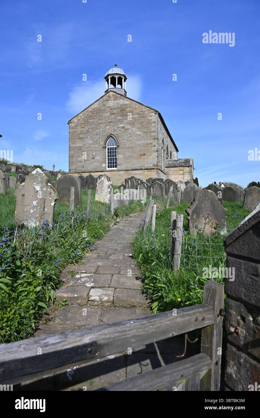 Historischer Friedhof der alten St. Stephans Kirche. Stillgelegte anglikanische Kirche in Fylingdales mit Blick auf Robin Hood's Bay, North Yorkshire. Stockfoto
