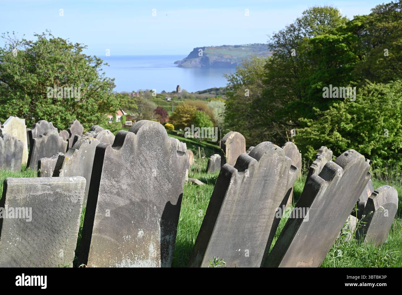Historischer Friedhof der alten St. Stephans Kirche. Stillgelegte anglikanische Kirche in Fylingdales mit Blick auf Robin Hood's Bay, North Yorkshire. Stockfoto