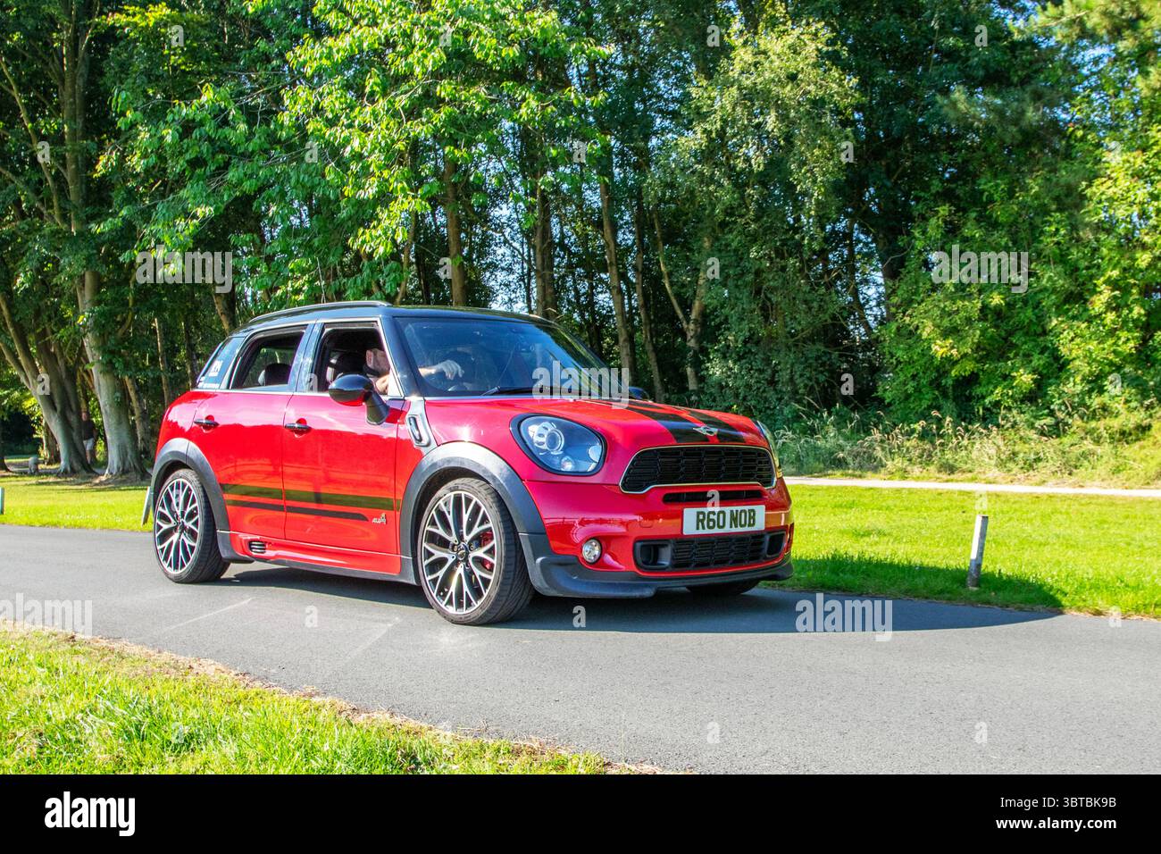 2012 Red Mini Countryman John Cooper arbeitet ALL4 Start/Stop Car SUV Benzin 1598 ccm; auf der Lytham Hall Mega MINI Oldtimer und Performance, Sammler und Enthusiasten Motorshow. UK Stockfoto
