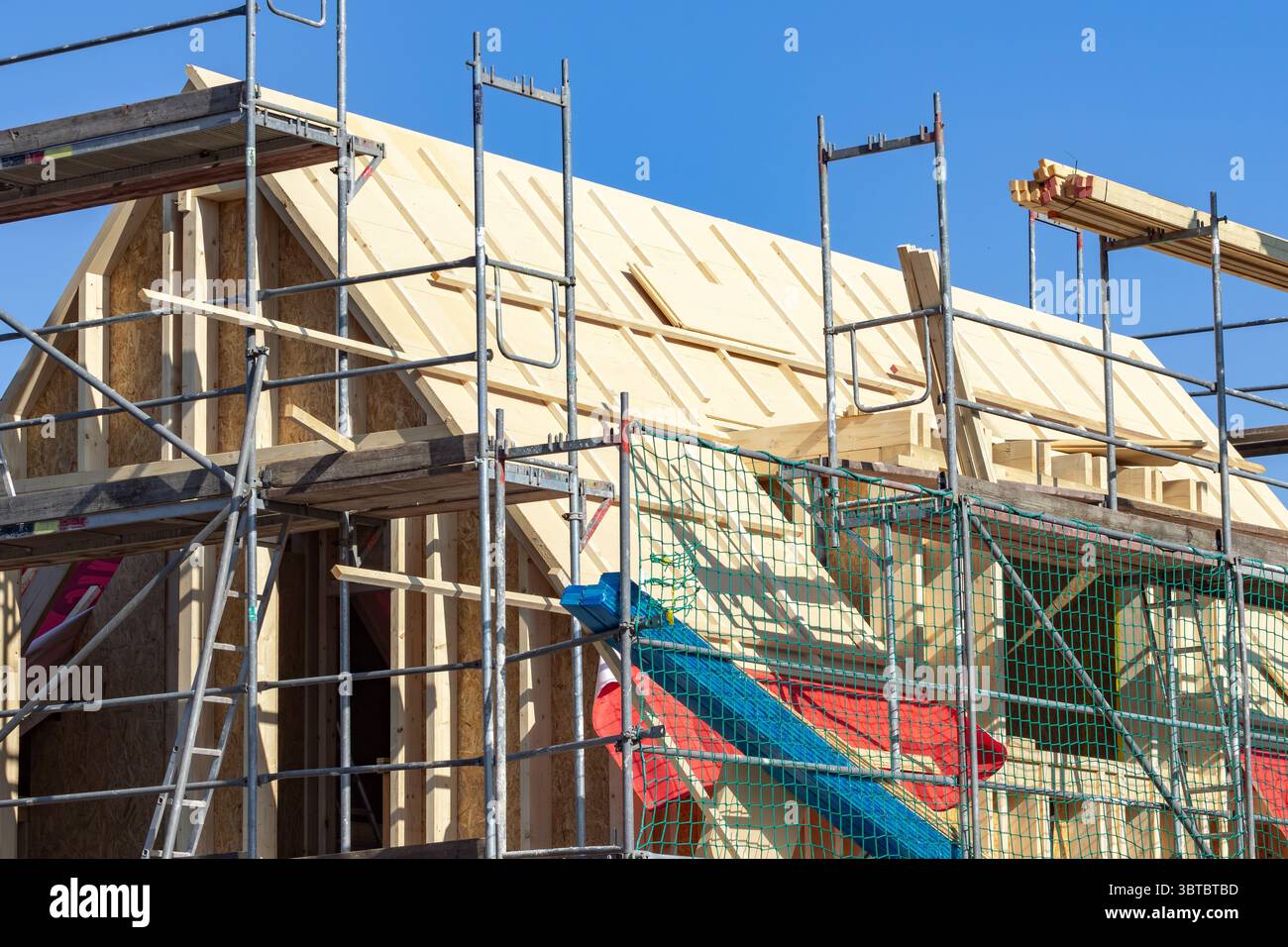 Neubau eines Holzhauses mit Holzfaserdämmung Stockfoto
