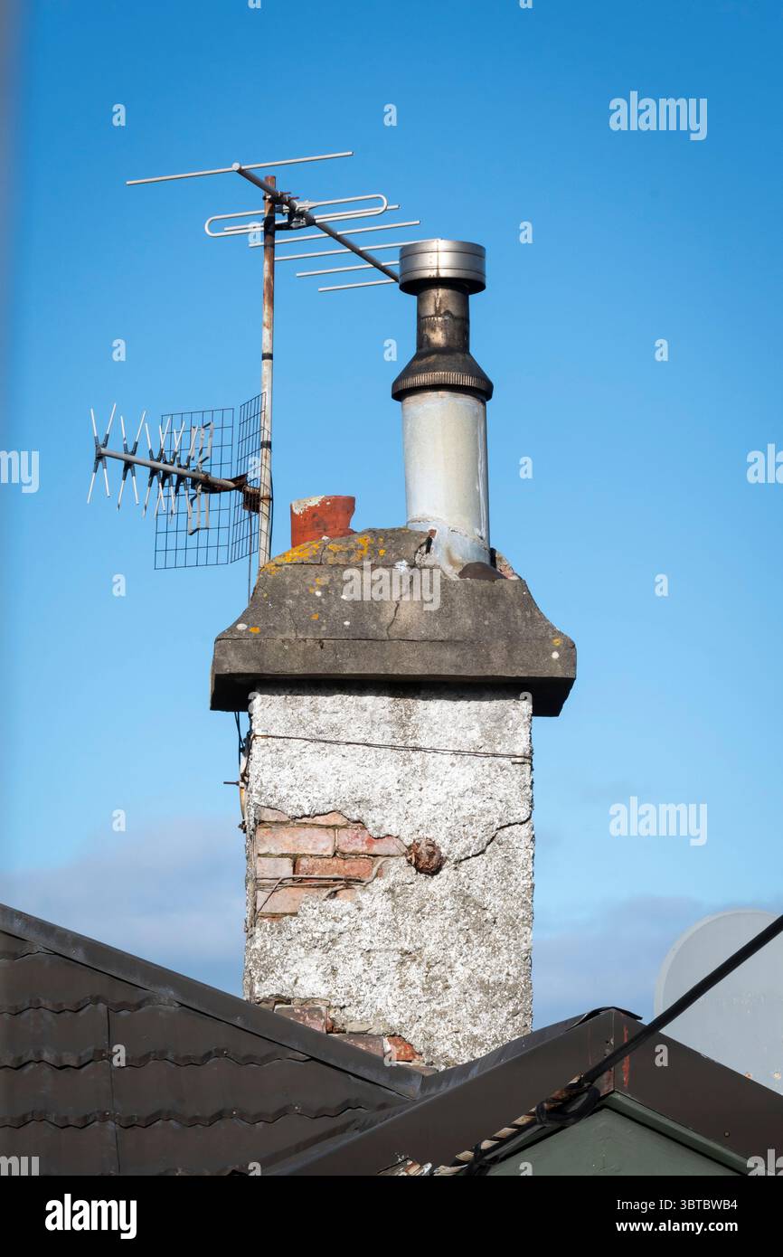 Alter Kamin mit TV-Antennen, Wellington, Nordinsel, Neuseeland Stockfoto