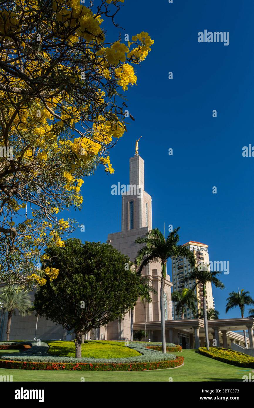 13. April 2017, Santo Domingo, National District, Dominikanische Republik: Der Santo Domingo Tempel der Kirche Jesu Christi der Heiligen der Letzten Tage wurde im Jahr 2000 fertiggestellt. Es ist der erste Tempel der LDS oder Mormonen, der im Karibischen Becken erbaut wurde. Santo Domingo, Dominikanische Republik. (Kreditbild: © Jon G. Fuller, Jr/VW Bilder via ZUMA Wire) Stockfoto