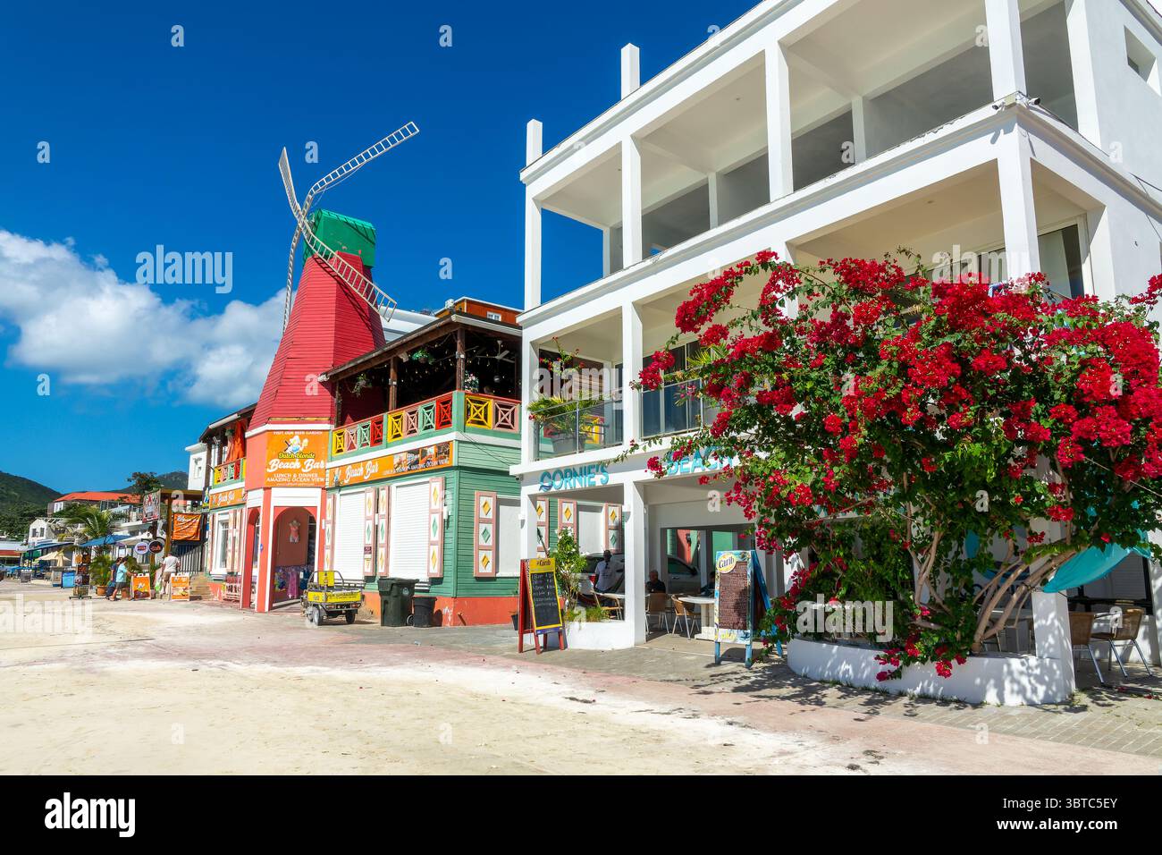 Farbenfrohe Strandpromenade und Promenade von Philipsburg, Karibikreisen, Insel Sint Maarten (Saint Martin), Niederländisch-Westindien Stockfoto