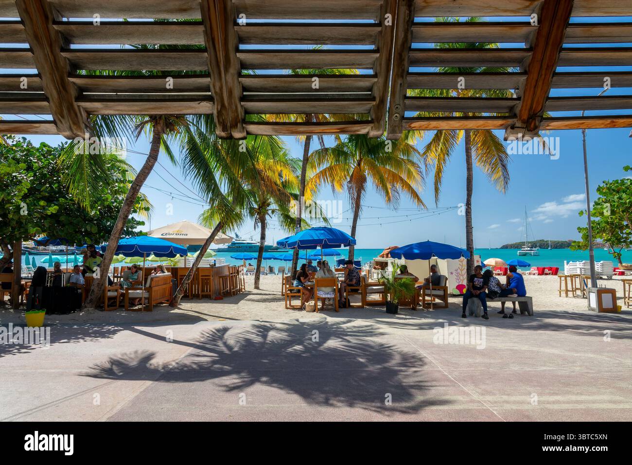 Bar- und Restauranttische am Strand und an der Promenade von Philipsburg, Karibikreisen, Insel Sint Maarten (Saint Martin), Niederländisch-Westindien Stockfoto