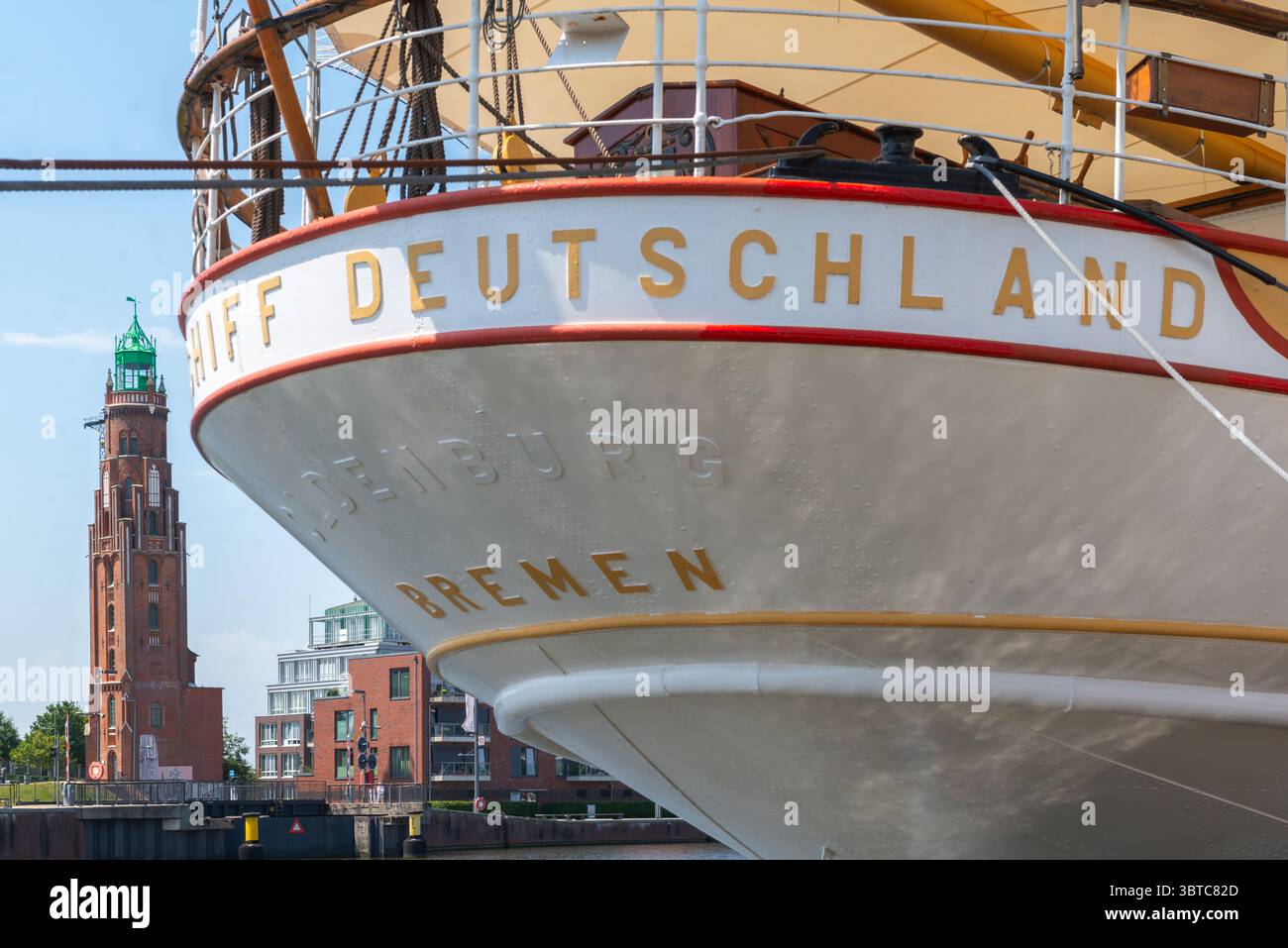 Segel- und Ausbildungsschiff Deutschland, neuer Hafen, neuer Hafen und Simon-Loschen-Leuchtturm, Bremerhaven, Bundesland Bremen, Norddeutschland, Mitteleuropa Stockfoto
