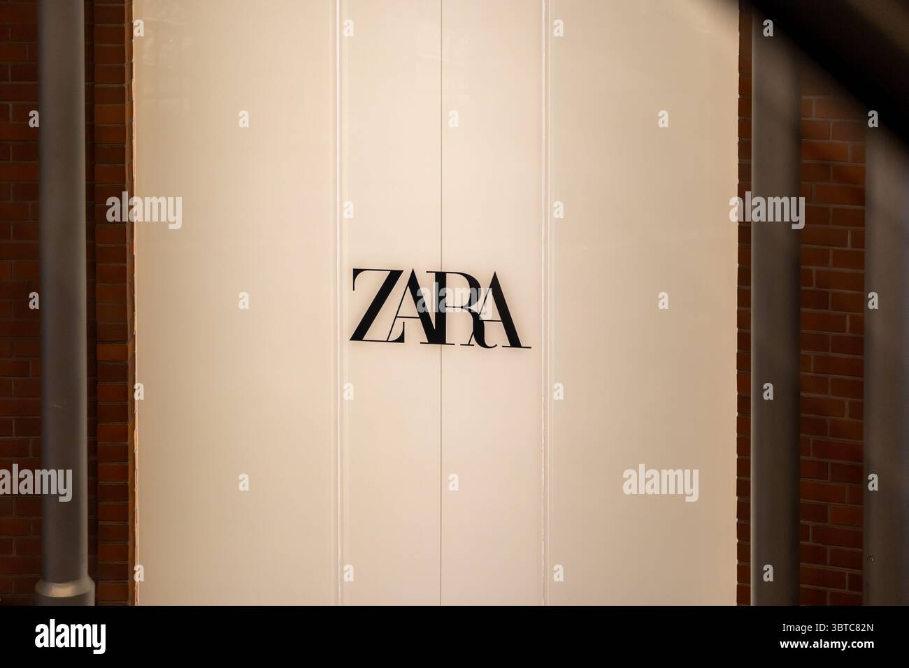 Posen, Polen - 30. Juni 2025: DAS ikonische schwarze ZARA-Logo auf einem schlanken, minimalistischen Gebäude steht für zeitgenössische Modetrends und Stockfoto