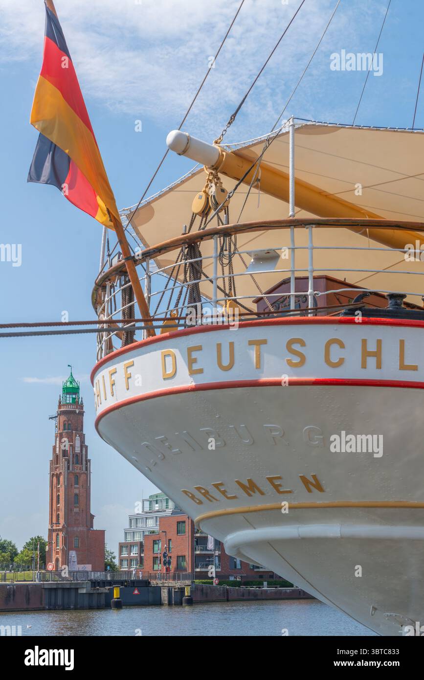 Segel- und Ausbildungsschiff Deutschland, neuer Hafen, neuer Hafen und Simon-Loschen-Leuchtturm, Bremerhaven, Bundesland Bremen, Norddeutschland, Mitteleuropa Stockfoto