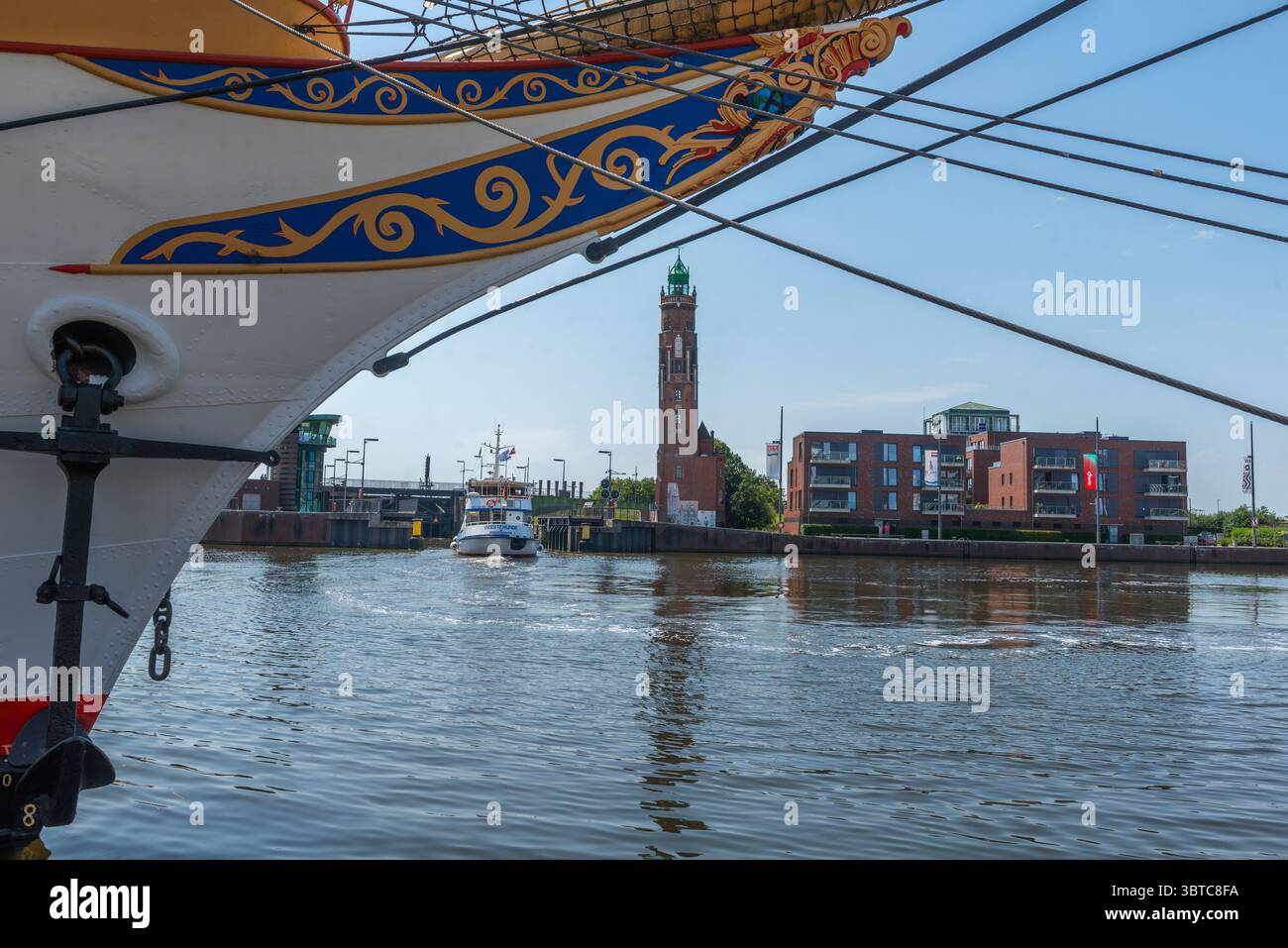 Segel- und Ausbildungsschiff Deutschland, neuer Hafen, neuer Hafen und Simon-Loschen-Leuchtturm, Bremerhaven, Bundesland Bremen, Norddeutschland, Mitteleuropa Stockfoto