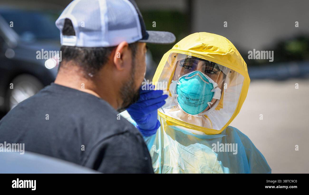 25. August 2020, Fresno, CA, USA: Zertifizierte medizinische Assistentin Selina Gomez von der Clinica Sierra Vista in Fresno, testet am Samstag, 8. August 2020 einen Patienten auf COVID-19 im Drive-up-Testbereich der Einrichtung. Kostenlose COVID-19-Tests wurden mit einem Termin zur Verfügung gestellt. (Kreditbild: © TNS via ZUMA Wire) Stockfoto