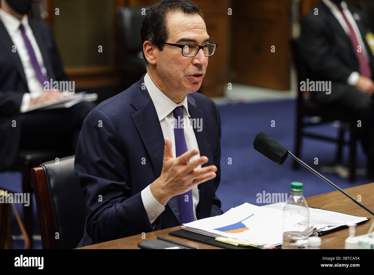 1. September 2020, Washington, District of Columbia, USA: US-Finanzminister Steven T. Mnuchin sagt am Dienstag, 1. September 2020 vor dem Unterausschuss für Aufsicht und Reform des US-Repräsentantenhauses über die Reaktion der Trump-Regierungen auf die Coronavirus-Krise aus (Credit Image: © Graeme Jennings - Pool via CNP/CNP via ZUMA Wire) Stockfoto