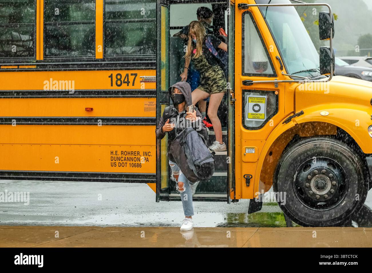2. September 2020, Milford, Vereinigte Staaten: Schüler, die Gesichtsmasken tragen, kommen an einem regnerischen Morgen am ersten Schultag an der Delaware Valley High School an. (Credit Image: © Preston Ehrler/SOPA Images via ZUMA Wire) Stockfoto
