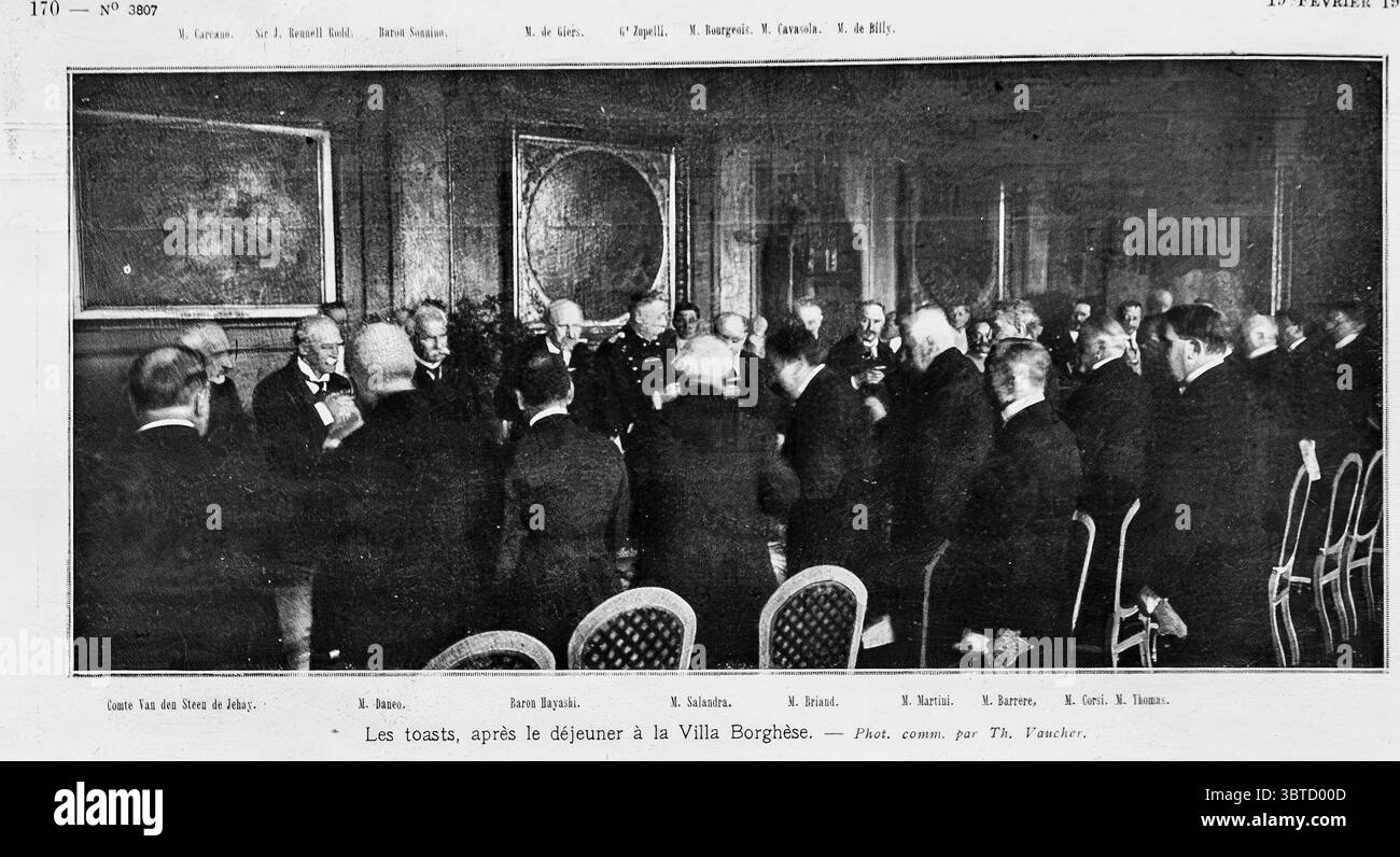 L'Illustration, Februar 1916. Diplomatische und militärische Führer versammelten sich zu einem offiziellen Mittagessen in der Villa Borghese in Rom. Prominente Gäste aus mehreren alliierten Nationen – darunter Frankreich, Italien, Belgien, Japan und Großbritannien – stoßen während des Ersten Weltkriegs in einer Show der Einheit auf. Die Veranstaltung veranschaulicht die hochrangige Koordination und Kameradschaft der Entente-Mächte während einer kritischen Phase des Konflikts. Stockfoto