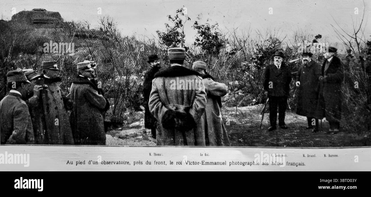 L'Illustration, 1916. In der Nähe eines Aussichtspunkts an der Front sieht man König Victor Emmanuel III. Von Italien, der während eines Besuchs im Krieg seine französischen Gäste fotografiert. Zu den Würdenträgern gehören Léon Bourgeois, Aristide Briand und Paul Barrère. Das Treffen symbolisierte die französisch-italienische Zusammenarbeit während des Ersten Weltkriegs und fand in der Nähe der italienischen Front statt, wo alliierte Führer militärische Positionen überprüften und diplomatische Beziehungen festigten. Stockfoto