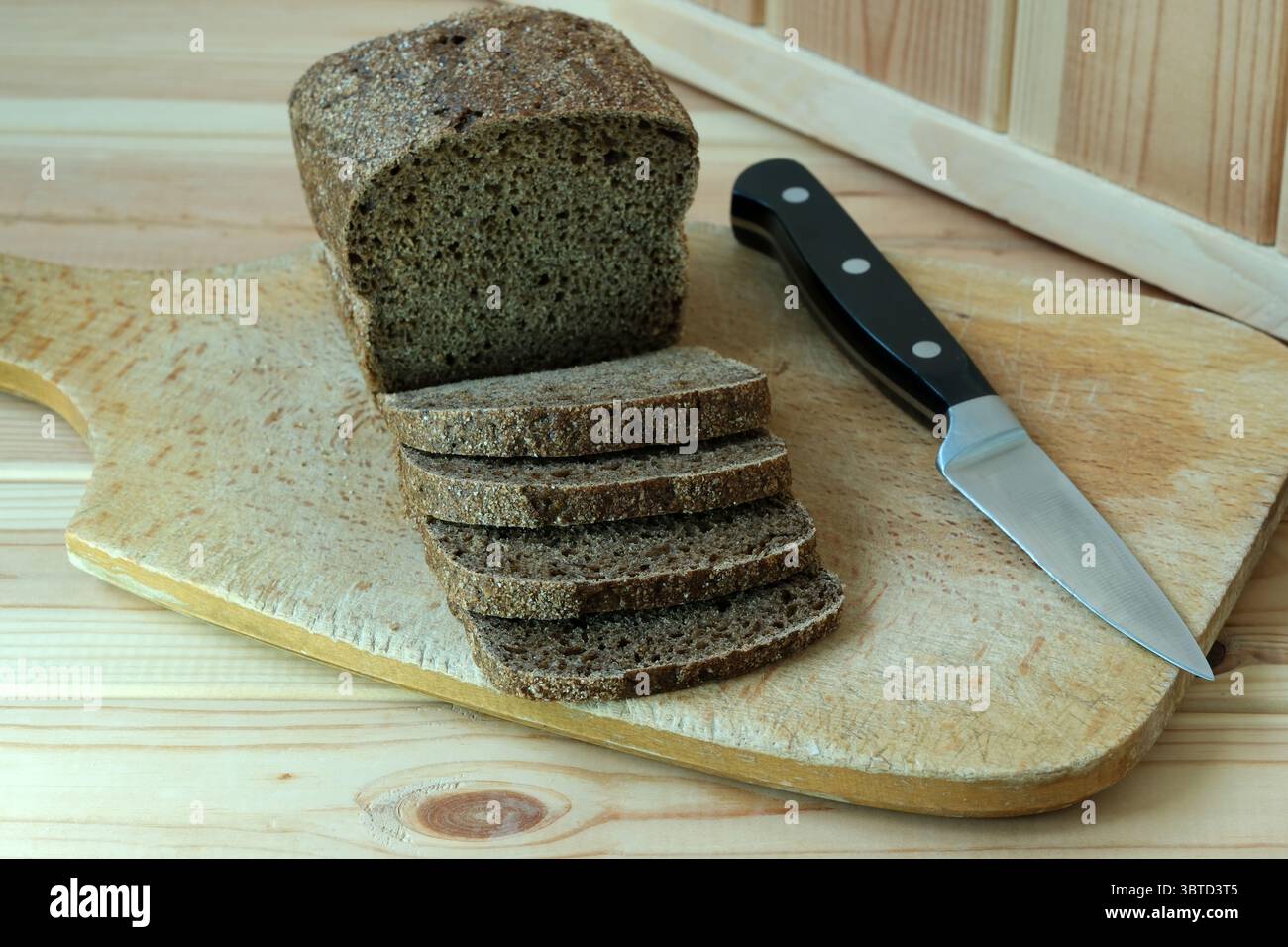 Ein Brotlaib auf einem hölzernen Schneidebrett. Stockfoto