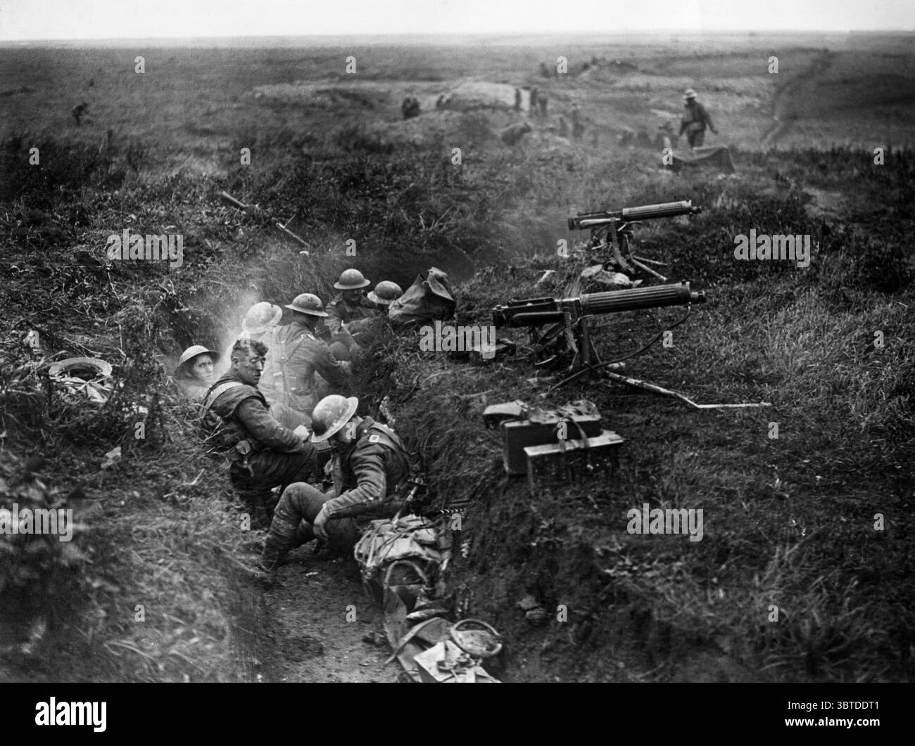 1. Weltkrieg Schlacht von Cambrai. Männer des 11. Leicester-Regiments (6. Division) mit Maschinengewehren im Gefangenengraben der 2. Linie. Ribecourt - 20. November 1917 Stockfoto