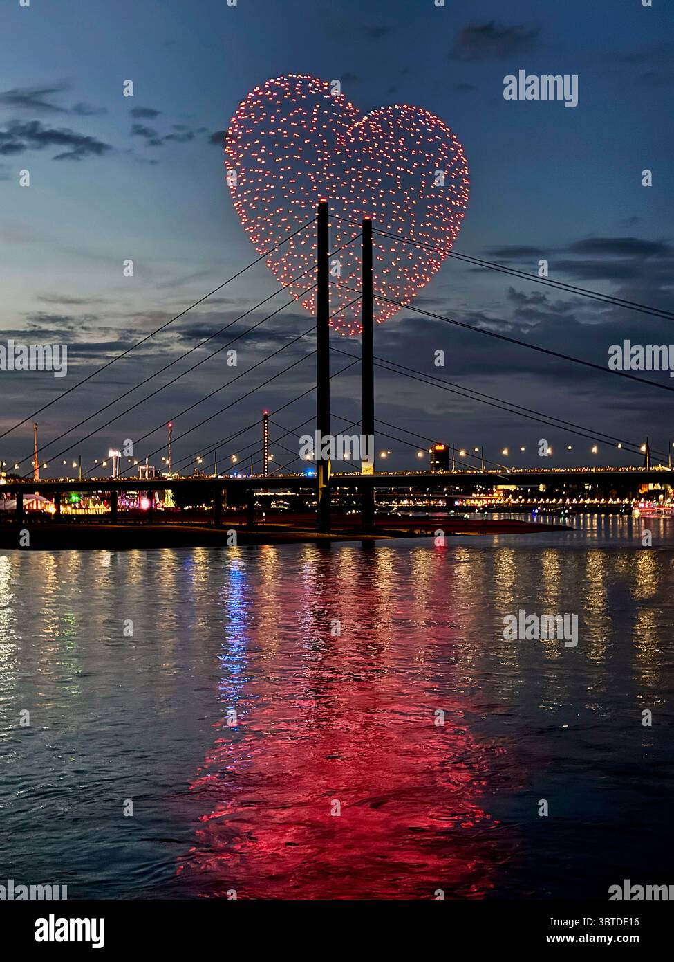 Drohnenshow auf der Rheinkirmes Messe in Düsseldorf. Stockfoto