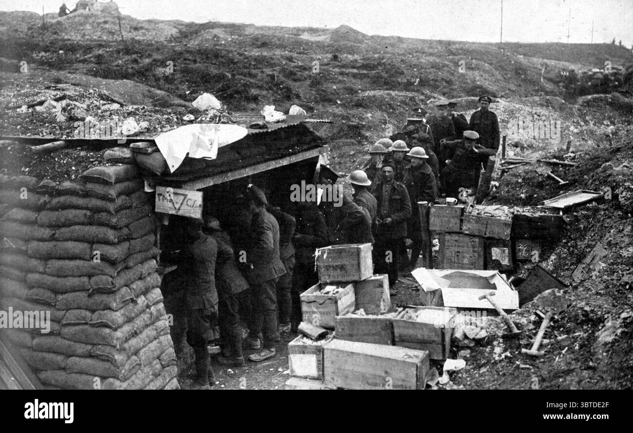 Wie die Jungs Weihnachten an der Front verbringen. Ein Grabenladen, der zur Weihnachtszeit voll sein wird. Diese Läden wurden von der YMCA neben der Schusslinie eingerichtet , um den Männern ein paar Luxus in den Gräben zu ermöglichen . Sie sind bei den Männern natürlich sehr beliebt. 23. Dezember 1916 Stockfoto