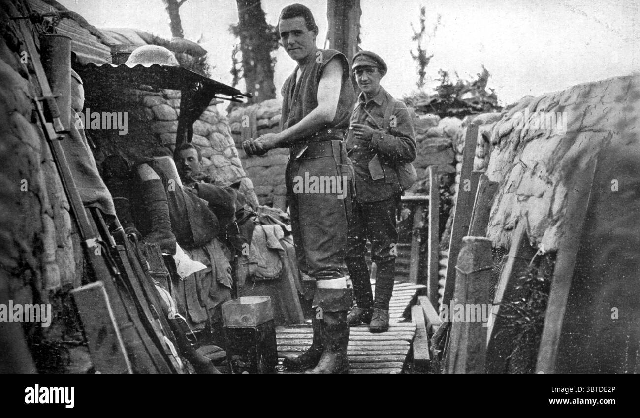 Französische Kanadier in den Gräben, die versuchen, die Kälte durch die heißen Tage in Frankreich zu halten. Das heiße Wetter der letzten Tage hat eine radikale Veränderung der Kleidung für den hart arbeitenden Soldaten wesentlich gemacht . Die französischen Kanadier , die weniger konventionell sind als andere , haben das Problem in der auf diesem Foto gezeigten Weise gelöst . In diesem Fall war der Graben, in dem man den Blick nahm, sehr wissenschaftlich gebaut - neben den Sandsackmauern und der Welleisenunterkunft wurde der Boden des Grabens durch den Holzweg in der Mitte und die ausgezeichnete Lage trocken gehalten Stockfoto