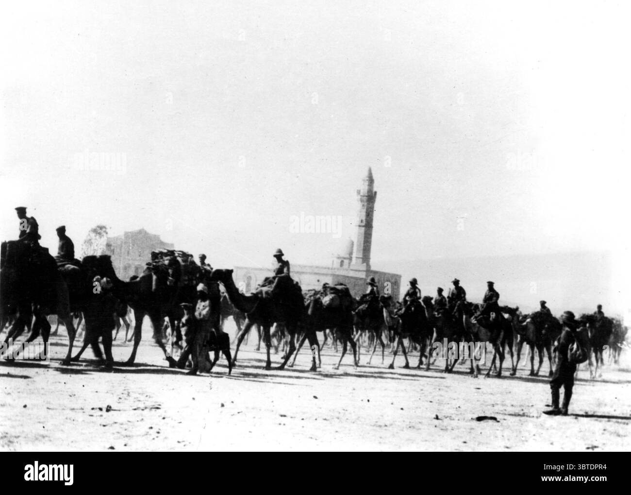 Die Brigade des kaiserlichen Kamelkorps marschierte am 17. November 1917 in Beerscheba ein Stockfoto