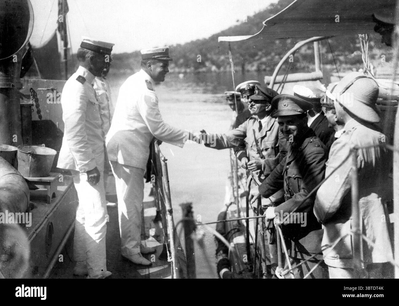 Amerikanisches U-Boot-Jagddepot im Mittelmeer. Captain Nelson, der die Hand schüttelt mit dem Leiter der britischen Mission Stockfoto