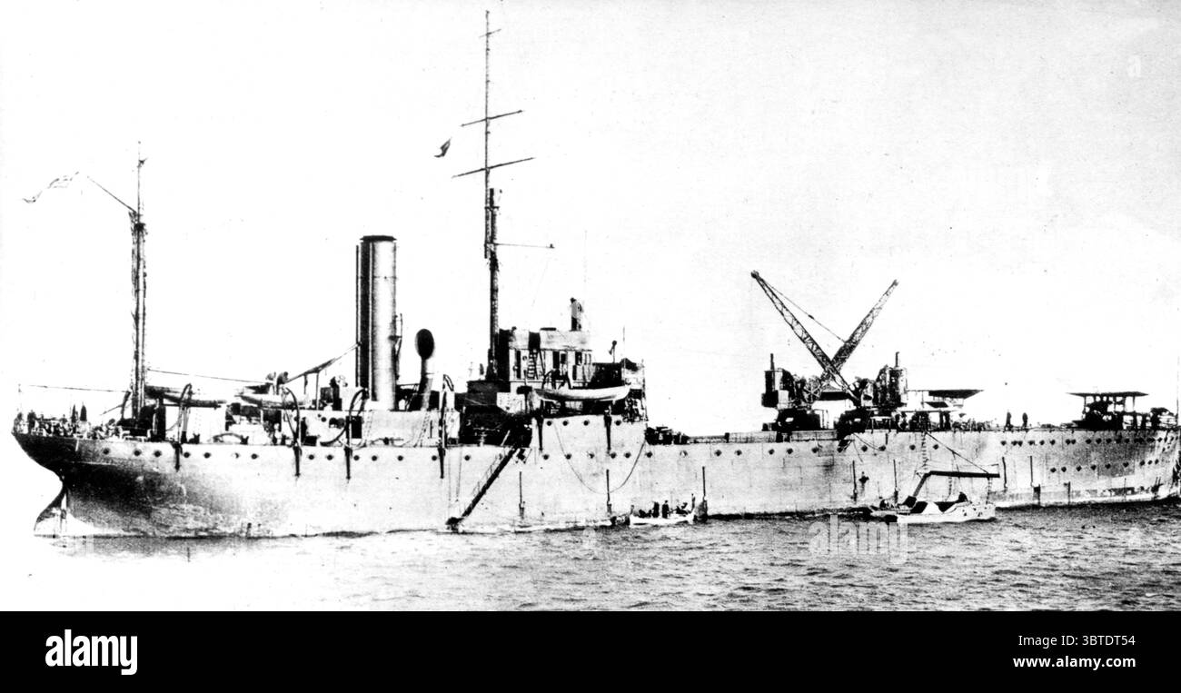 Die HMS Ark Royal war das erste Schiff in der Geschichte, das als Wasserflugzeugträger entworfen und gebaut wurde.[1] Sie wurde 1914 von der Royal Navy gekauft, kurz nachdem ihr Kiel gelegt worden war und das Schiff nur in Rahmen gehalten wurde. Im Ersten Weltkrieg nahm Ark Royal am Gallipoli-Feldzug Anfang 1915 Teil, als sie Luftaufklärungs- und Beobachtungsmissionen durchführte. Ihre Flugzeuge unterstützten 1916 britische Truppen an der Mazedonischen Front, bevor sie auf die Dardanellen zurückkehrte, um als Depotschiff für die gesamte See zu fungieren Stockfoto