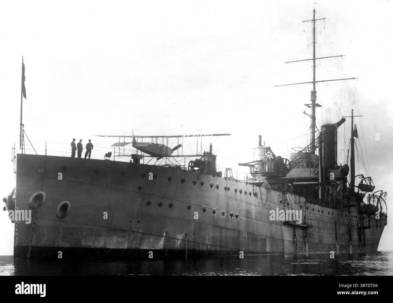 Die HMS Ark Royal war das erste Schiff in der Geschichte, das als Wasserflugzeugträger entworfen und gebaut wurde. Sie wurde 1914 von der Royal Navy gekauft, kurz nachdem ihr Kiel gelegt worden war und das Schiff nur in Rahmen gehalten wurde; dadurch konnte die Konstruktion des Schiffes fast vollständig modifiziert werden, um Wasserflugzeuge aufzunehmen. Im Ersten Weltkrieg nahm Ark Royal am Gallipoli-Feldzug Anfang 1915 Teil, als sie Luftaufklärungs- und Beobachtungsmissionen durchführte. Ihre Flugzeuge unterstützten 1916 britische Truppen an der Mazedonischen Front, bevor sie auf die Dardanellen zurückkehrte, um als Depotschiff für die gesamte Seapla zu fungieren Stockfoto