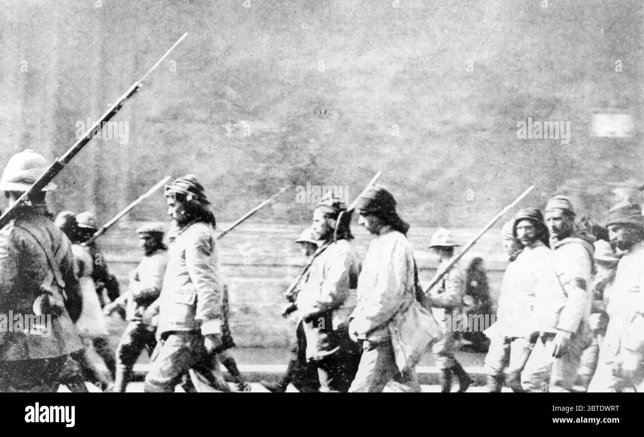 Gefangengenommene Türken, die von den Briten in Kairo wegmarschiert wurden, mit ihren Enver-Pascha-Helmen Stockfoto