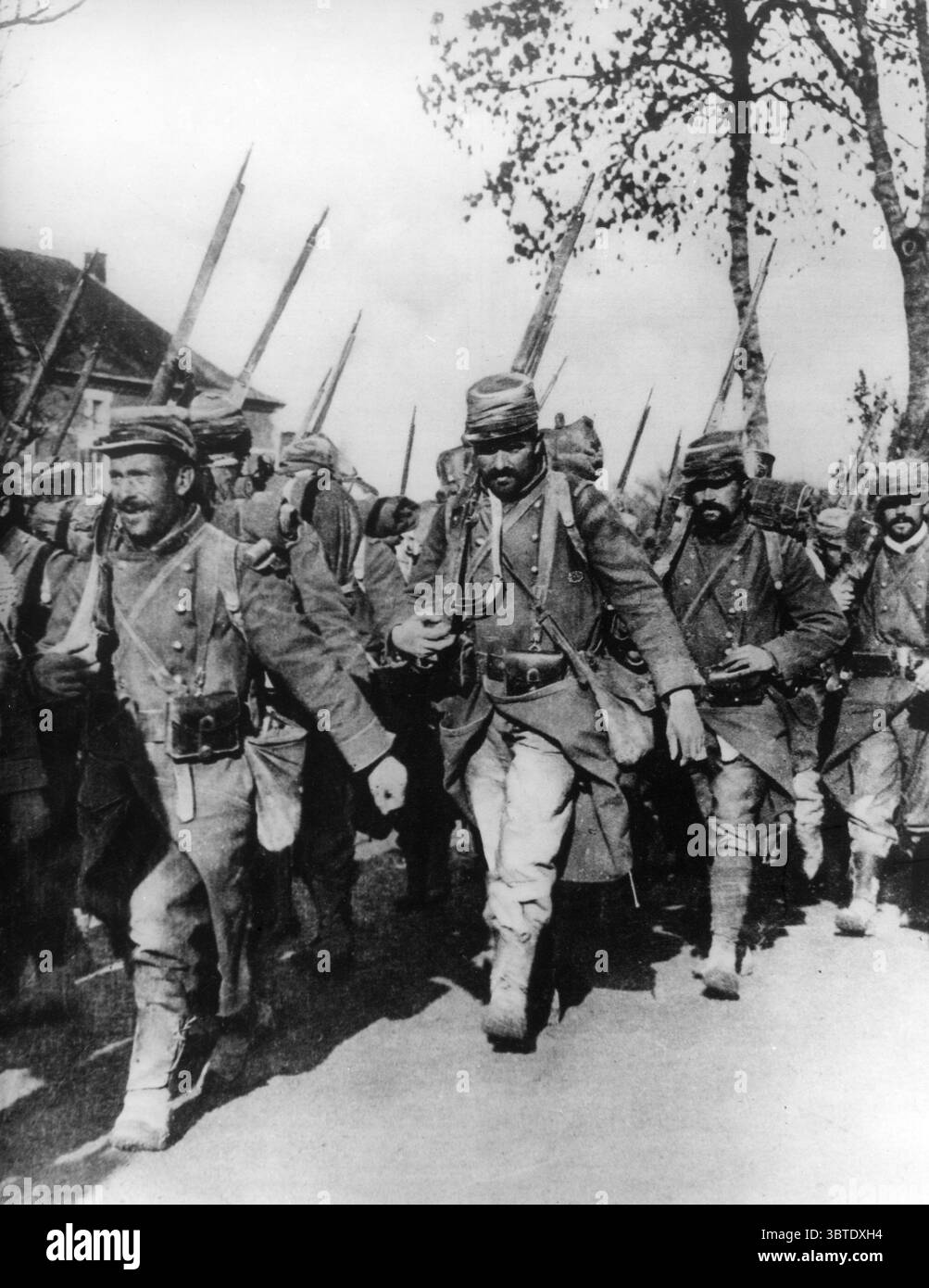 Französische Infanteristen in ihren neuen Trikolore-grauen Uniformen . 1915 Stockfoto