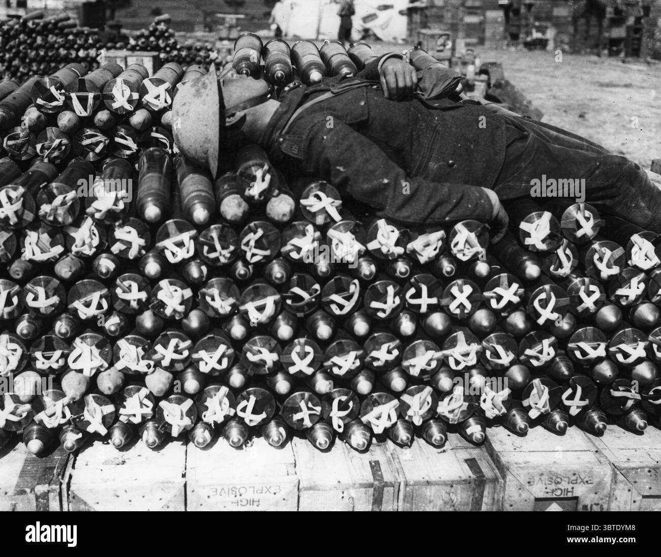 Königliche Feldartilleristen ruhen in einer Munitionsdeponie auf 18pdr-Granaten in der Nähe von Albert, France Spetember 1916 Stockfoto