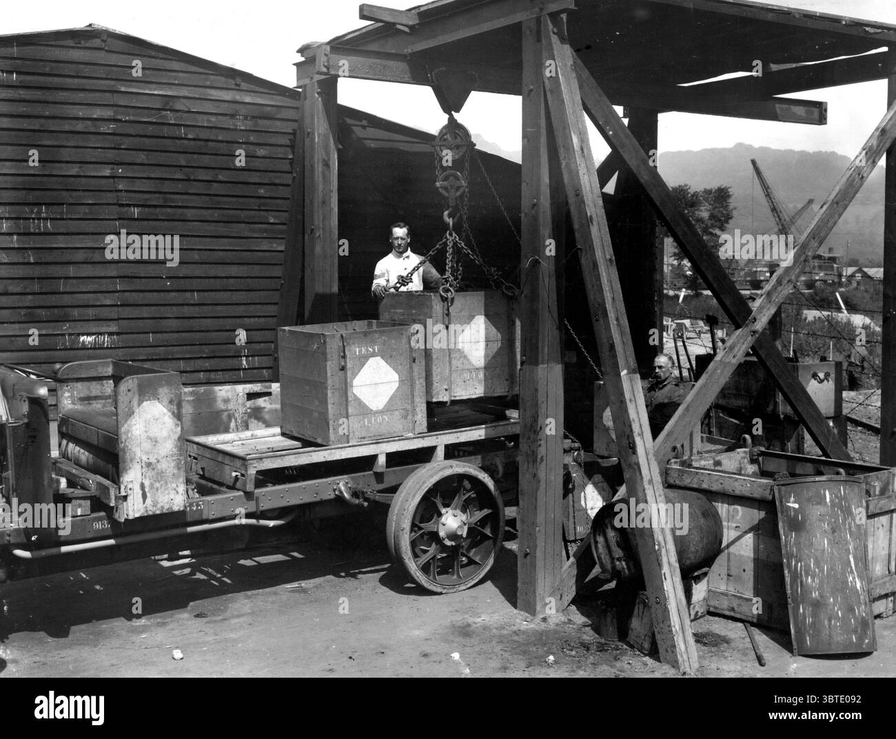 Beladung des Fahrgestells mit Testlast 2. Reparaturwerkstatt des Royal Army Service Corps Stockfoto