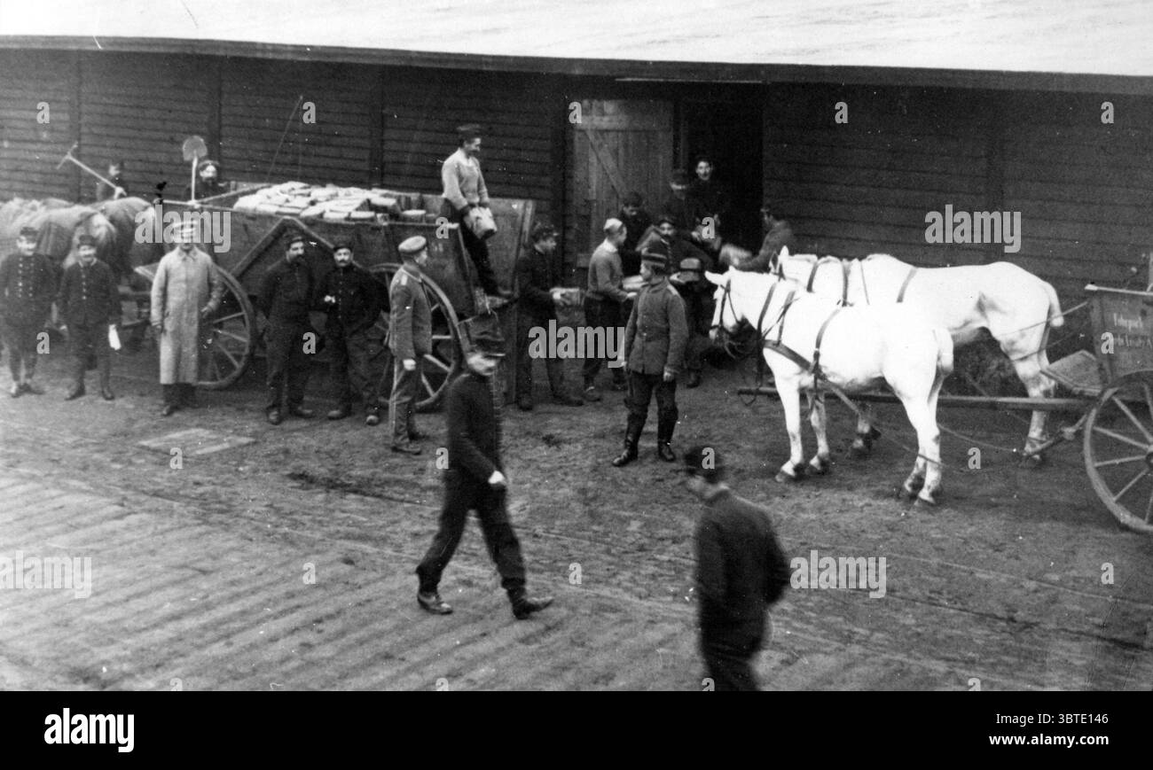 Ankunft des deutschen Gefängnisbrotes für Kriegsgefangene , Zutaten unbekannt . 1914 - 1918 Stockfoto