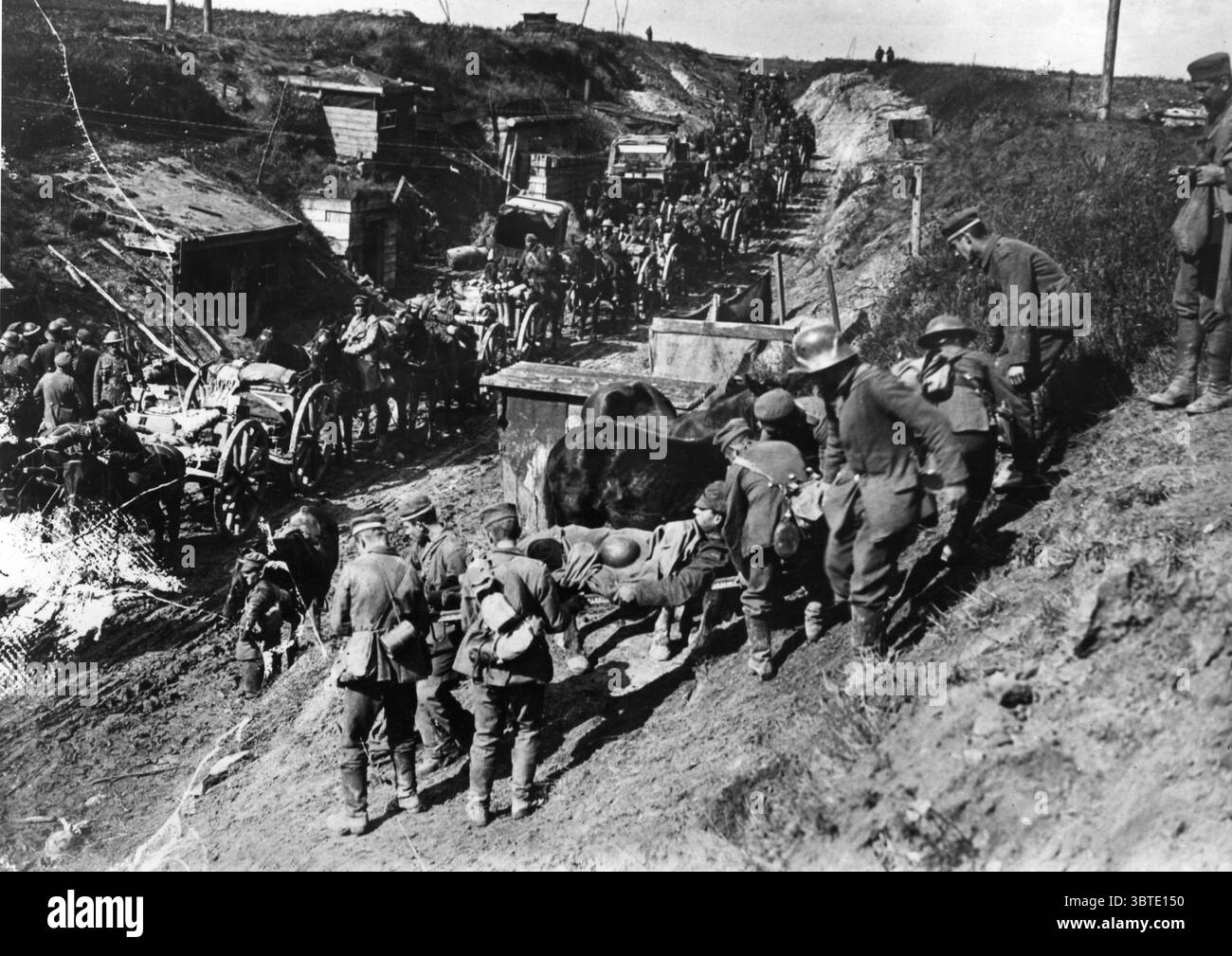 Die Schlacht von Cambrai. Kanadischer Transport an einer fortgeschrittenen Dressing Station vorbei , deutsche Gefangene ruhten am Straßenrand in der Nähe von Inchy . 1918 Stockfoto