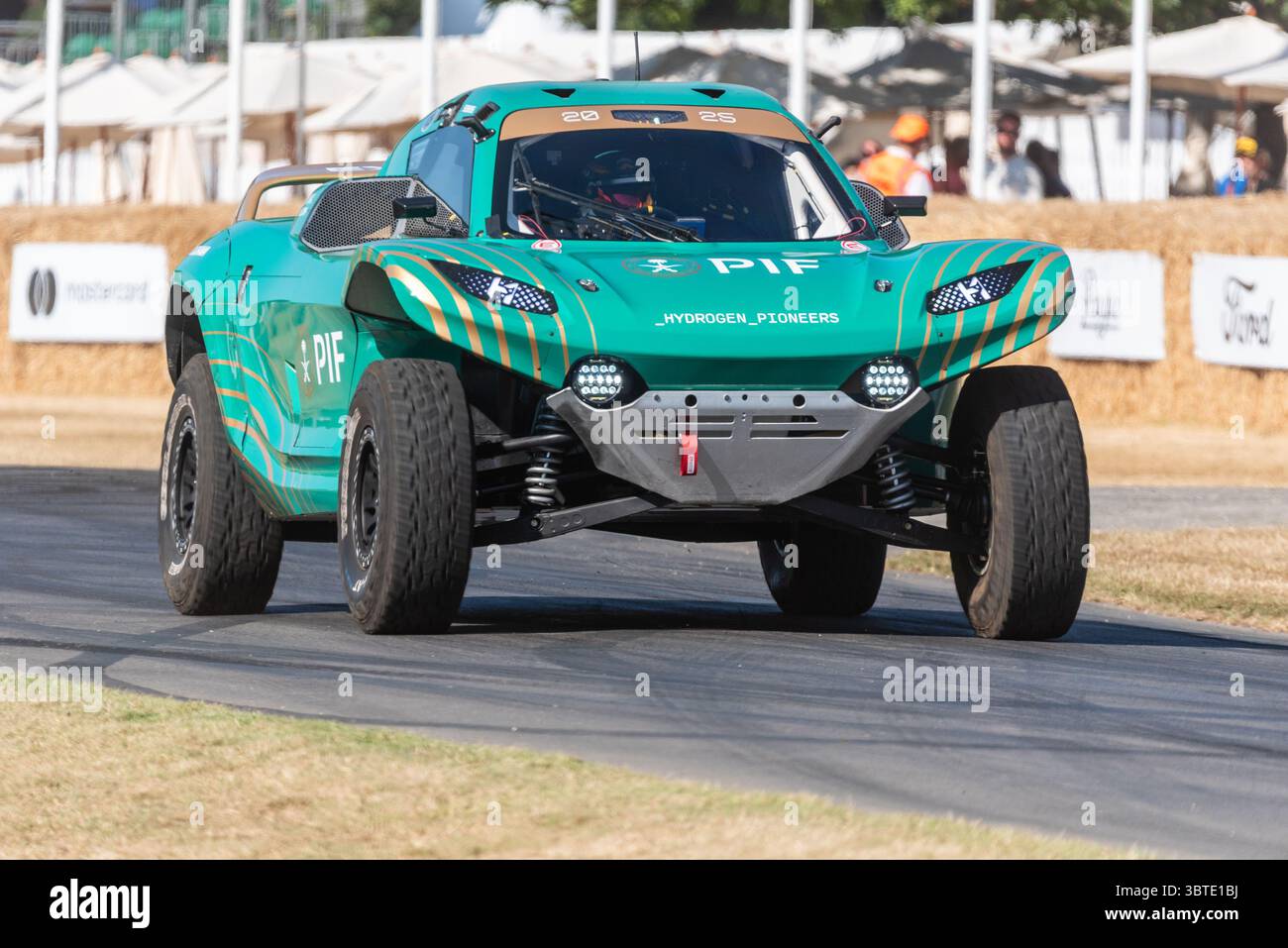 Extreme H 2025 SPARK Pioneer 25 mit Wasserstoffantrieb fährt beim Goodwood Festival of Speed 2025 Motorsport- und Motorsport-Event auf der Bergstrecke Stockfoto