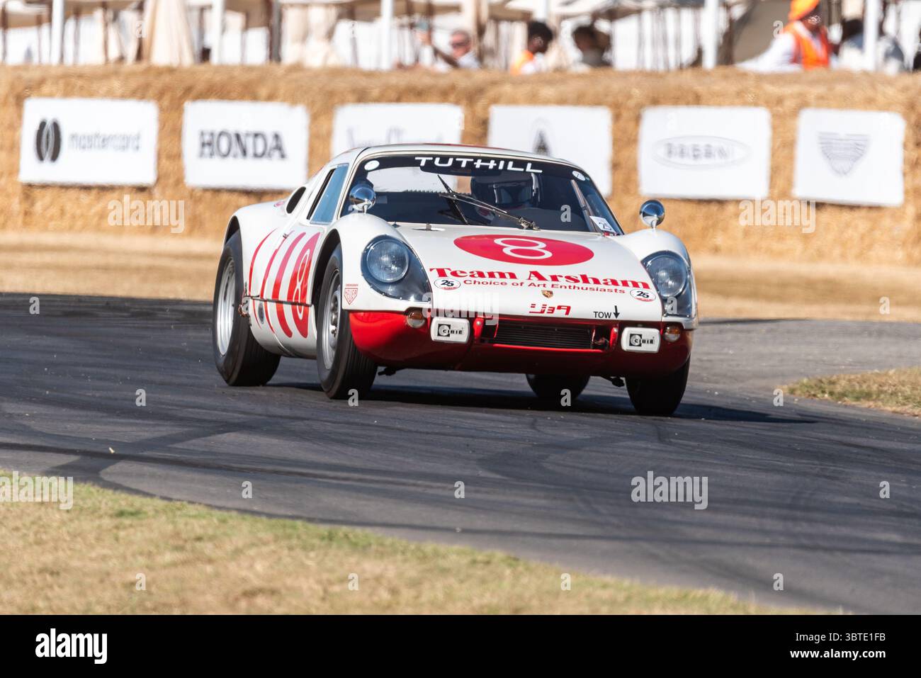 Porsche 904 Rennwagen, der beim Goodwood Festival of Speed 2025 auf der Berglaufstrecke fährt. Porsche Art Car von Daniel Arsham und Team Ikuzawa Stockfoto