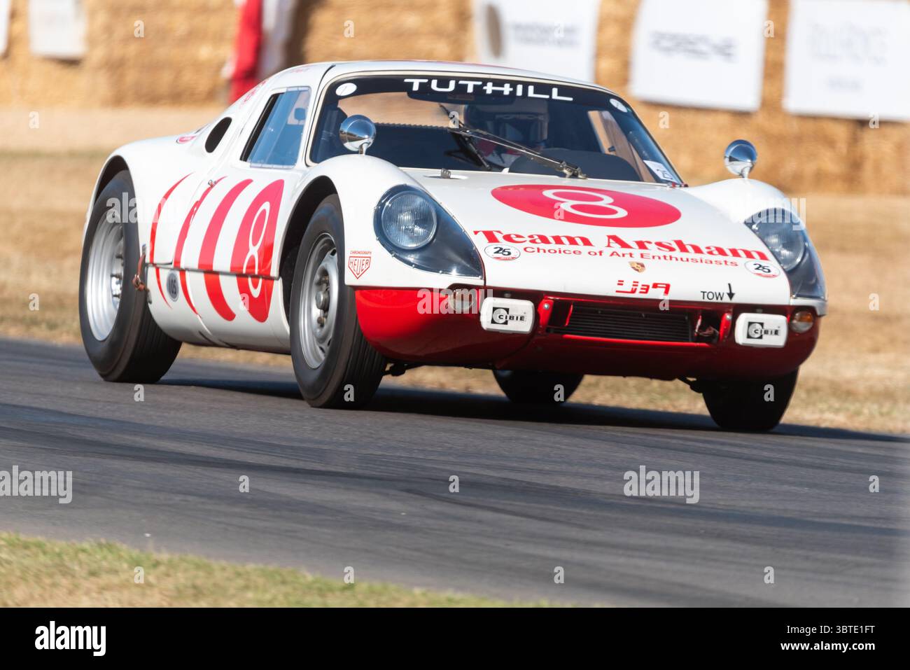 Porsche 904 Rennwagen, der beim Goodwood Festival of Speed 2025 auf der Berglaufstrecke fährt. Porsche Art Car von Daniel Arsham und Team Ikuzawa Stockfoto