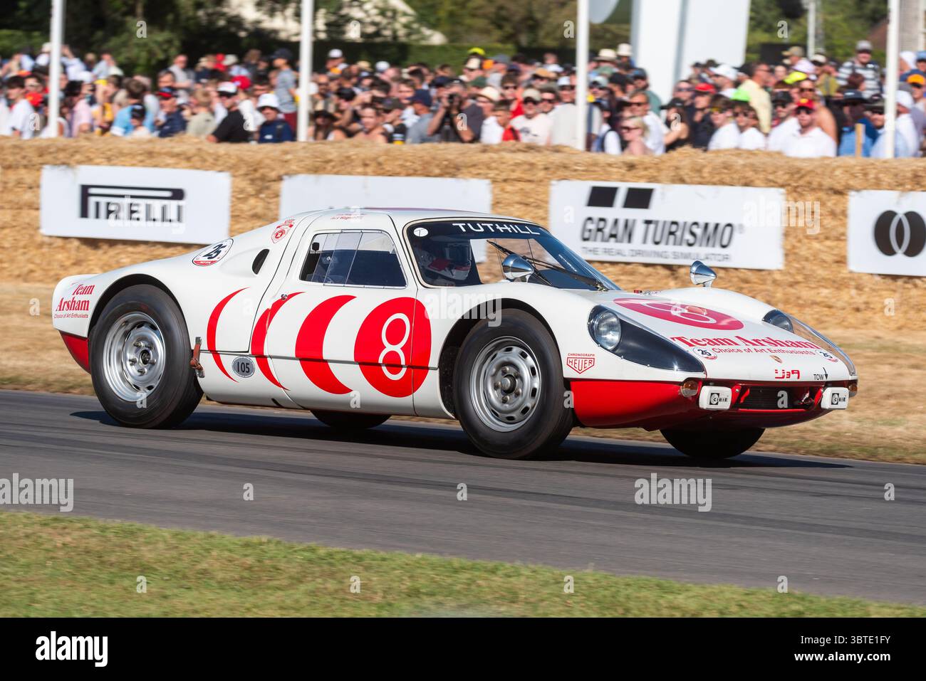 Porsche 904 Rennwagen, der beim Goodwood Festival of Speed 2025 auf der Berglaufstrecke fährt. Porsche Art Car von Daniel Arsham und Team Ikuzawa Stockfoto